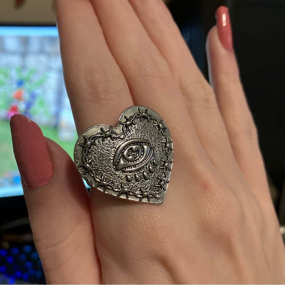 NEW VINTAGE STYLE SILVER HEART SHAPED EYE AND BARBED WIRE STATEMENT RING